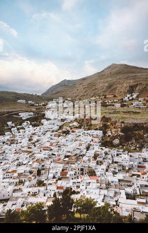 Griechenland Reisen Sie nach Lindos Stadt auf der Insel Rhodos Weiße Häuser aus der Vogelperspektive Stadtbild Aussichtspunkt traditionelle griechische Architektur Stockfoto