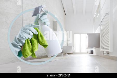 Reinigungsservice und -Produkte. Hände mit Handschuhen, Lappen und Sprühflasche isoliert auf sauberem Badezimmerhintergrund, kontaktiert Housekeeping-Firma. Werbung Stockfoto