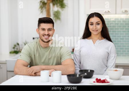 Portrait eines glücklichen, liebevollen Paares, frühstücken zusammen in der Küche Stockfoto