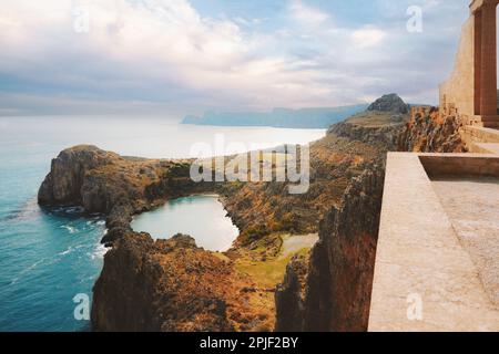 Rhodos Island aus der Vogelperspektive St. Pauls Bucht Meereslandschaft mit antiken Ruinen der Akropolis in Lindos, Griechenland, herzförmiger natürlicher Pool wunderschöne Ziele Stockfoto