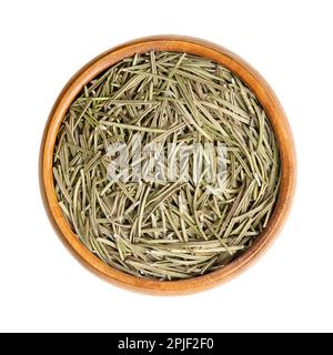 Getrocknete Rosmarinblätter in einer Holzschüssel. Salvia rosmarinus, eine aromatische und immergrüne Sträucher mit duftenden und nadelähnlichen grünen Blättern. Stockfoto