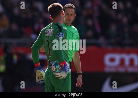 Utrecht, Niederlande. 02. April 2023. UTRECHT, NIEDERLANDE - APRIL 2: Schiedsrichter Richard Martens während des niederländischen Eredivisie-Spiels zwischen dem FC Utrecht und dem FC Volendam im Stadion Galgenwaard am 2. April 2023 in Utrecht, Niederlande (Foto: Ben Gal/Orange Pictures). Guthaben: Orange Pics BV/Alamy Live News Stockfoto