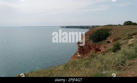 Blick auf eine Bucht mit zerklüfteten Felsen an einem Sommertag Stockfoto