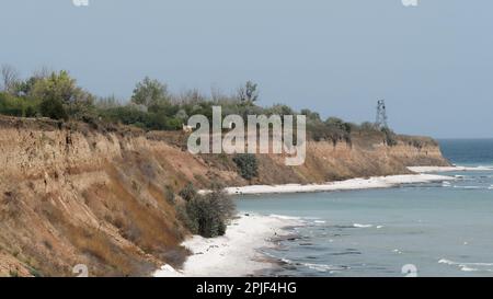 Sanftes Surfen an einem Sommertag an der bulgarischen Schwarzmeerküste Stockfoto