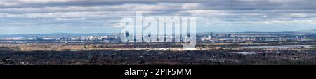 Großer Panoramablick auf die Stadt Manchester, England aus der Ferne. Aus dem Osten nach Westen, an einem Frühlingsmorgen. Stockfoto