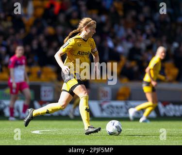 Wolverhampton, Großbritannien. 02. April 2023. Wolverhampton Wanderers' Captain Anna Price in Aktion auf ihrem 351. Auftritt für den Club, aufgenommen am 02. April 2023 im Wolverhampton Wanderers Football Club, The Molineux, Wolverhampton, Großbritannien, während des Spiels der FA Women's National League Northern Premier Division zwischen Wolverhampton Wanderers & Huddersfield Town Credit: Stu Leggett/Alamy Live News Stockfoto