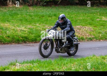 Fahrrad Nr.125 1933, 30s Thirties LEVIS 600 cm3 4-Takt-GELÄNDEFAHRRAD, gefahren von Andy Fitzpatrick, auf dem 2023 HOGHTON TOWER SPRINT COURSE 1/8. Timed Mile Drive. Stockfoto