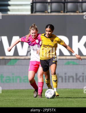 Wolverhampton, Großbritannien. 02. April 2023. Wolverhampton Wanderers' #21 Destiney Toussaint in Aktion, aufgenommen am 02. April 2023 im Wolverhampton Wanderers Football Club, The Molineux, Wolverhampton, Großbritannien während des Spiels der FA Women's National League Northern Premier Division zwischen Wolverhampton Wanderers & Huddersfield Town Credit: Stu Leggett/Alamy Live News Stockfoto