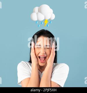 Wütend aufgebrachte Millennials-Weibliche schreit aus Stress mit offenem Mund mit abstrakter Wolke Stockfoto