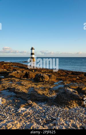 Leuchtturm Trwyn Du am Penmon Point, Anglesey, North Wales. Stockfoto