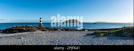 Leuchtturm Trwyn Du und Puffin Island am Penmon Point, Anglesey, North Wales. Stockfoto