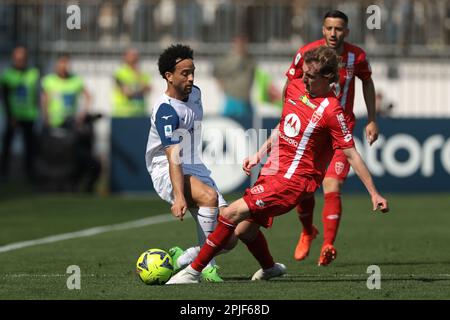 Monza, Italien, 2. April 2023. Nicolo Rovella von AC Monza fordert Felipe Anderson von SS Lazio beim Spiel der Serie A im Stadio Brianteo in Monza heraus. Der Bildausdruck sollte lauten: Jonathan Moscrop/Sportimage Stockfoto