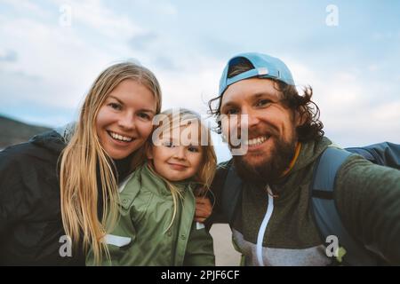 Familie Selfie Mann und Frau mit Kind Outdoor Mutter und Vater mit Kind Tochter glücklich lächelnde Gesichter reisen Lebensstil zusammen Stockfoto