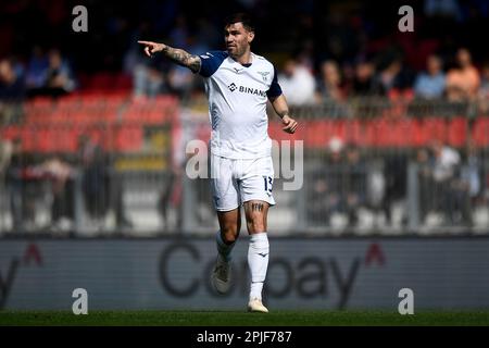 Monza, Italien. 02. April 2023 Alessio Romagnoli von SS Lazio zeigt während der Serie Ein Fußballspiel zwischen AC Monza und SS Lazio. Kredit: Nicolò Campo/Alamy Live News Stockfoto