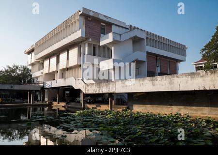 Hauptgebäude des Instituts für Fremdsprachen der Königlichen Universität Phnom Penh, entworfen vom Architekten Vann Molyvann von "New Khmer". Stockfoto