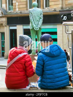 Glasgow, Schottland, Vereinigtes Königreich, 2. April 2023. UK Weather: Gordon Dewar Statue Treppen sonniges Frühlingswetter im Stadtzentrum Nachmittags gingen die Einheimischen auf die Straßen. Credit Gerard Ferry/Alamy Live News Stockfoto