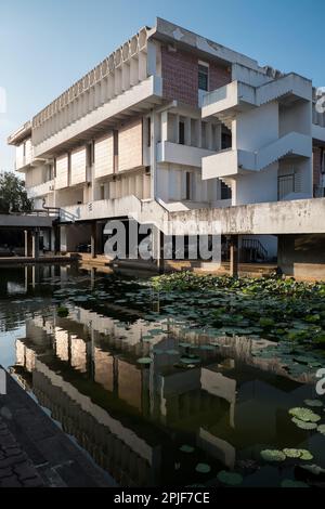 Hauptgebäude des Instituts für Fremdsprachen der Königlichen Universität Phnom Penh, entworfen vom Architekten Vann Molyvann von "New Khmer". Stockfoto