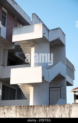 Hauptgebäude des Instituts für Fremdsprachen der Königlichen Universität Phnom Penh, entworfen vom Architekten Vann Molyvann von "New Khmer". Stockfoto