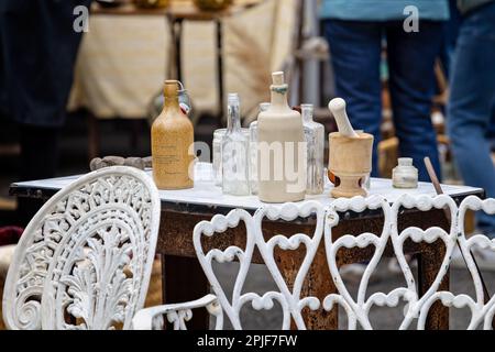 Nahaufnahme einer Sammlung von klassischen Keramik- und Glasflaschen am Marktstand auf dem Frome Sunday Market, Somerset, Großbritannien, am 2. April 2023 Stockfoto