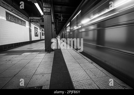 Die U-Bahn fährt an der Rector Street, Manhattan in Schwarz-Weiß ab Stockfoto