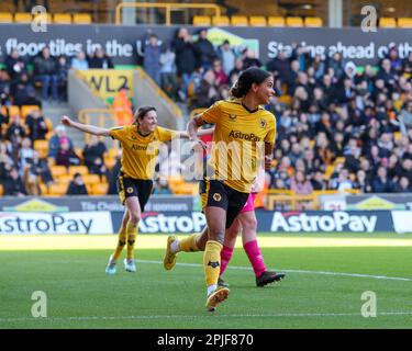 Wolverhampton, Großbritannien. 02. April 2023. Wolverhampton Wanderers“. #21 Destiney Toussaint fährt los, um ihr Ziel zu feiern, das am 02. April 2023 im Wolverhampton Wanderers Football Club, The Molineux, Wolverhampton, Großbritannien während des Spiels der FA Women's National League Northern Premier Division zwischen Wolverhampton Wanderers & Huddersfield Town Credit: Stu Leggett/Alamy Live News aufgenommen wurde Stockfoto