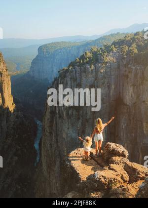 Aus der Vogelperspektive Blick auf den Tazi Canyon Mutter und Kind auf den Klippen Familienreisen Wandern im Freien Erkunden Sie Turkiye gesunde Lebensweise Berge Aktivurlaub im Sommer Stockfoto
