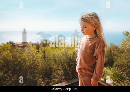 Kind Mädchen reist mit Blick auf das Meer Familie gesunder Lebensstil aktiv Sommerurlaub Outdoor Mädchen Wandern in der Türkei Lycian Way Gelidonya Leuchtturm Stockfoto