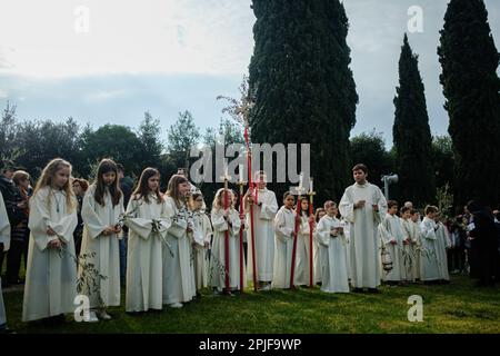 Castello Di Godego, Italien. 02. April 2023. Messdiener werden während der Feier gesehen. Der Palmsonntag, auch Passionssonntag genannt, ist der erste Tag der Heiligen Woche und wird am Sonntag vor Ostern in der kleinen Stadt Castello di Godego, Italien, mit Prozessionen gefeiert, wo Menschen mit Palmen oder Olivenzweigen marschierten, um dem Eintritt Jesu Christi nach Jerusalem zu gedenken. Kredit: SOPA Images Limited/Alamy Live News Stockfoto