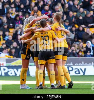 Wolverhampton, Großbritannien. 02. April 2023. Wolverhampton Wanderers' feiert das Tor vom Elfmeterplatz, das am 02. April 2023 im Wolverhampton Wanderers Football Club, The Molineux, Wolverhampton, Großbritannien, während des Spiels der FA Women's National League Northern Premier Division zwischen Wolverhampton Wanderers & Huddersfield Town Credit: Stu Leggett/Alamy Live News Stockfoto