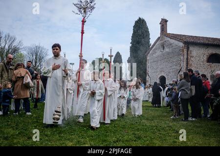 Castello Di Godego, Italien. 02. April 2023. Messdiener werden während der Prozession gesehen. Der Palmsonntag, auch Passionssonntag genannt, ist der erste Tag der Heiligen Woche und wird am Sonntag vor Ostern in der kleinen Stadt Castello di Godego, Italien, mit Prozessionen gefeiert, wo Menschen mit Palmen oder Olivenzweigen marschierten, um dem Eintritt Jesu Christi nach Jerusalem zu gedenken. (Foto: Davide Bonaldo/SOPA Images/Sipa USA) Guthaben: SIPA USA/Alamy Live News Stockfoto