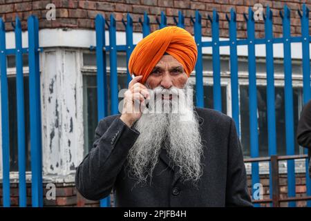 London, Großbritannien. 02. April 2023. Sikh Vaisakhi feiert die Geburt der Khalsa, den Tag, an dem der Sikhismus als kollektiver Glaube geboren wurde, was 1699 geschah. Schätzungen zufolge folgen weltweit rund 30 Millionen Menschen dem Sikhismus, und 400.000 Menschen im Vereinigten Königreich sind Sikh. Auf den Straßen von Hounslow standen beim jährlichen Sikh Vaisakhi Festival riesige Menschenmassen. Kredit: Paul Quezada-Neiman/Alamy Live News Stockfoto