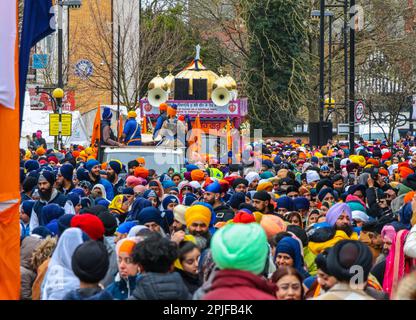 London, Großbritannien. 02. April 2023. Sikh Vaisakhi feiert die Geburt der Khalsa, den Tag, an dem der Sikhismus als kollektiver Glaube geboren wurde, was 1699 geschah. Schätzungen zufolge folgen weltweit rund 30 Millionen Menschen dem Sikhismus, und 400.000 Menschen im Vereinigten Königreich sind Sikh. Auf den Straßen von Hounslow standen beim jährlichen Sikh Vaisakhi Festival riesige Menschenmassen. Kredit: Paul Quezada-Neiman/Alamy Live News Stockfoto