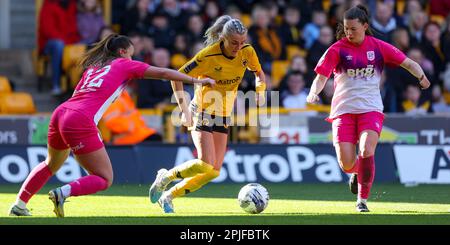 Wolverhampton, Großbritannien. 02. April 2023. Wolverhampton Wanderers' Tammi George versucht, sich zwischen die Huddersfield-Verteidiger zu drängen, die am 02. April 2023 im Wolverhampton Wanderers Football Club, The Molineux, Wolverhampton, Großbritannien, während des Spiels der FA Women's National League Northern Premier Division zwischen Wolverhampton Wanderers & Huddersfield Town Credit: Stu Leggett/Alamy Live News aufgenommen wurden Stockfoto