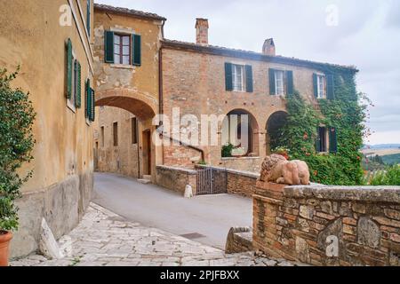 Lucignano d'Asso Montalcino, Italien - August 15 2022: Blick auf das kleine mittelalterliche Dorf auf den Hügeln der Toskana in der Provinz Siena Stockfoto