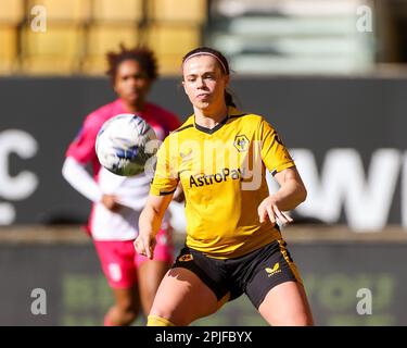 Wolverhampton, Großbritannien. 02. April 2023. Wolverhampton Wanderers' doppelte Torschütze, Beth Merrick in Aktion, am 02. April 2023 im Wolverhampton Wanderers Football Club, The Molineux, Wolverhampton, Großbritannien, während des Spiels der FA Women’s National League Northern Premier Division zwischen Wolverhampton Wanderers & Huddersfield Town Credit: Stu Leggett/Alamy Live News Stockfoto