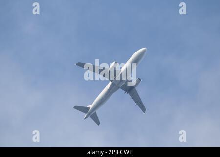 Chiangmai, Thailand - Dezember 26 2022: 9M-RCH Airbus A320-200 von AirAsia. Fahren Sie vom Flughafen Chiangmai nach Kuala lumpur, Malaysia. Stockfoto