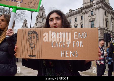 London, Großbritannien. 2. April 2023 Tierrechtler haben vor Ostern auf dem Parliament Square, der von der Humane League UK organisiert wurde, einen Protest veranstaltet und den britischen Premierminister Rishi Sunak aufgefordert, Käfige für Hühner zu verbieten. Derzeit werden Millionen von Hennen in beengten Käfigen für das gesamte Leben in britischen Fabrikbetrieben gehalten. Stockfoto