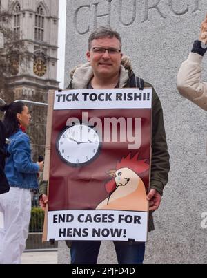 London, Großbritannien. 2. April 2023 Tierrechtler haben vor Ostern auf dem Parliament Square, der von der Humane League UK organisiert wurde, einen Protest veranstaltet und den britischen Premierminister Rishi Sunak aufgefordert, Käfige für Hühner zu verbieten. Derzeit werden Millionen von Hennen in beengten Käfigen für das gesamte Leben in britischen Fabrikbetrieben gehalten. Stockfoto