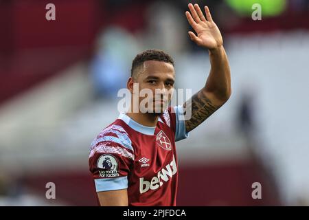 Thilo Kehrer #24 von West Ham United applaudiert den Heimfans beim Premier League-Spiel West Ham United gegen Southampton im London Stadium, London, Großbritannien, 2. April 2023 (Foto von Mark Cosgrove/News Images) Stockfoto