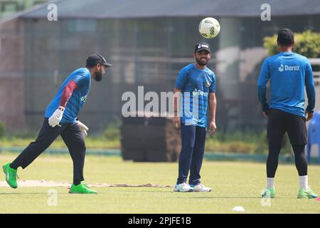 Mushfiqur Rahim (L) Mominul Haque (M) und Litto Kumar das während des Bangladesch Test Cricket Teams nehmen an der Übungssitzung vor ihrem ALPNE Test Match Teil Stockfoto