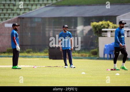 Mushfiqur Rahim (L) Mominul Haque (M) und Litto Kumar das während des Bangladesch Test Cricket Teams nehmen an der Übungssitzung vor ihrem ALPNE Test Match Teil Stockfoto