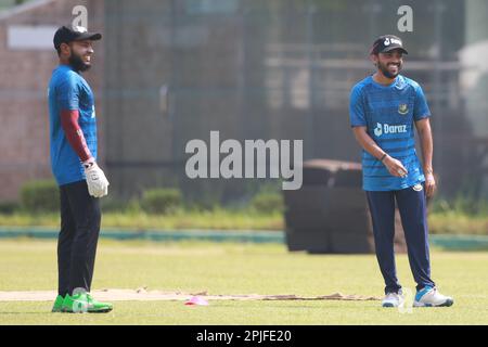 Mushfiqur Rahim (L) Mominul Haque (M) und Litto Kumar das während des Bangladesch Test Cricket Teams nehmen an der Übungssitzung vor ihrem ALPNE Test Match Teil Stockfoto