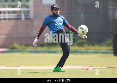 Mushfiqur Rahim (L) und Momionul Haque (R) während des Bangladesch Test Cricket Teams nehmen vor ihrem alpne Test Match in Sher-e-Ban an an der Übungssitzung Teil Stockfoto