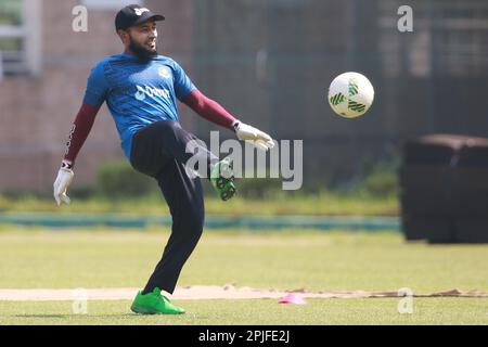 Mushfiqur Rahim (L) und Momionul Haque (R) während des Bangladesch Test Cricket Teams nehmen vor ihrem alpne Test Match in Sher-e-Ban an an der Übungssitzung Teil Stockfoto