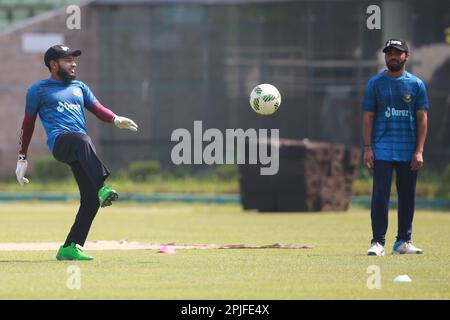 Mushfiqur Rahim (L) und Momionul Haque (R) während des Bangladesch Test Cricket Teams nehmen vor ihrem alpne Test Match in Sher-e-Ban an an der Übungssitzung Teil Stockfoto