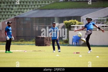 Von links...Mushfiqur Rahim, mominul Haque und khalid Hossain während Bangladesch Test Cricket Team nehmen an der Übungssitzung vor ihrem Alpne Test Teil Stockfoto