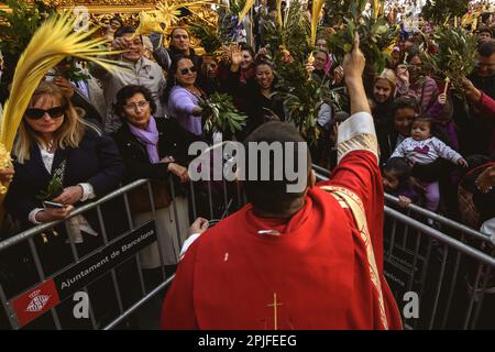 Barcelona, Spanien. 2. April 2023. Die Gläubigen winken mit der Planke, während der Priester sie am Ende der Palmensonntagsprozession in Barcelona segnet. Credit: Matthias Oesterle/Alamy Live News Stockfoto