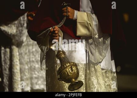 Barcelona, Spanien. 2. April 2023. Ein Gefolgsmann aus der Bruderschaft 'Gran Poder und Macarena Esperanza' wandelt während der Palm Sunday Prozession in Barcelona auf der Straße mit Weihrauch. Kredit: Matthias Oesterle/Alamy Live News Stockfoto