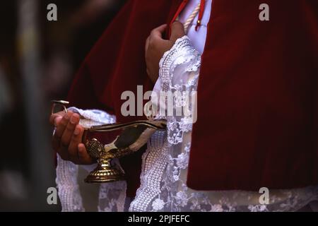 Barcelona, Spanien. 2. April 2023. Ein Gefolgsmann aus der Bruderschaft „Gran Poder und Macarena Esperanza“ läuft auf der Straße mit Weihrauch während der Palmensonntagsprozession in Barcelona. Kredit: Matthias Oesterle/Alamy Live News Stockfoto