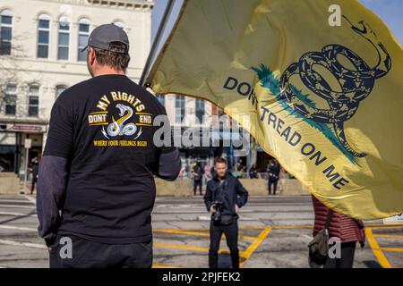 Chardon, Usa. 01. April 2023. CHARDON, OHIO - 1. APRIL: Ein Mann mit der Gadsden-Flagge protestiert außerhalb von Element 41, einem Restaurant, das am 1. April 2023 in Chardon, Ohio, einen Drag Brunch über 18 veranstaltet, um Geld für das Safe-Space-Programm einer lokalen Kirche zu sammeln. Der Chardon-Protest geht auf einen Anstieg von Anti-Drag-Demonstrationen in Ohio und im ganzen Land zurück. (Foto: Michael Nigro/Sipa USA) Guthaben: SIPA USA/Alamy Live News Stockfoto